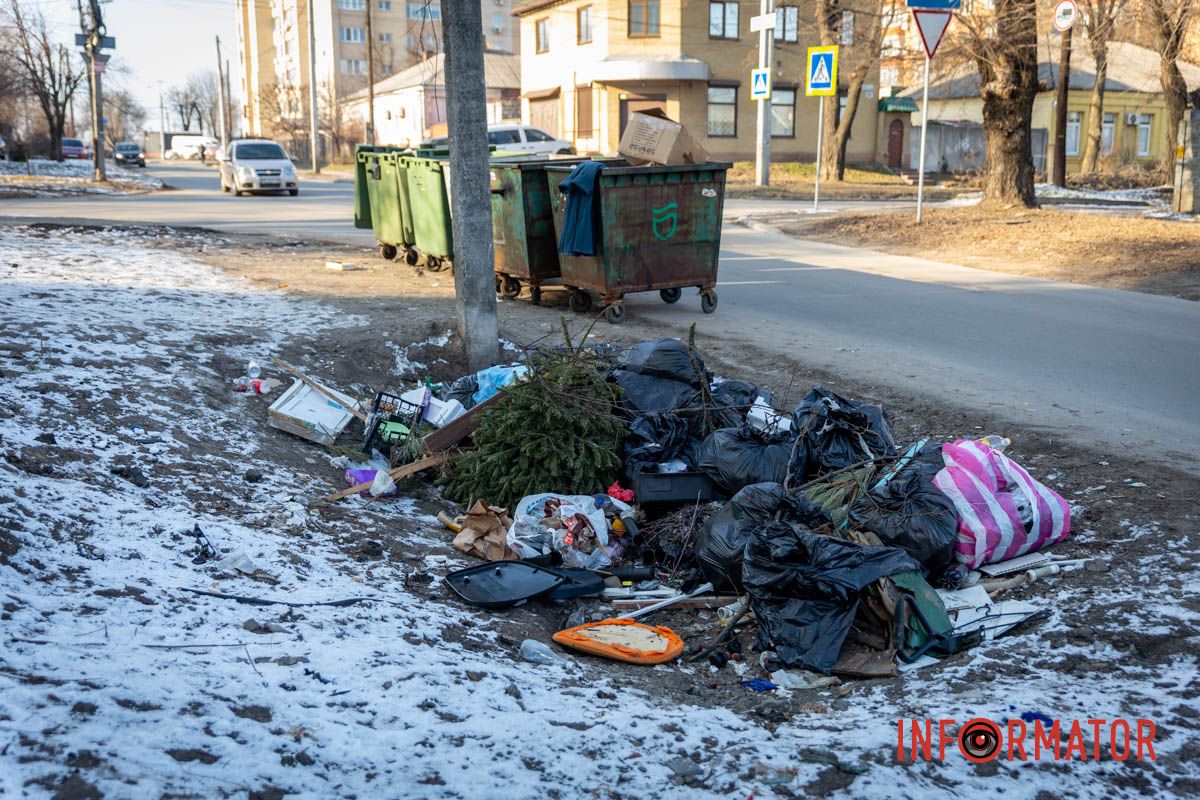 На перехресті вулиць Січових Стрільців та Сікорського бачимо справжнє "озеро" сміття біля контейнерів