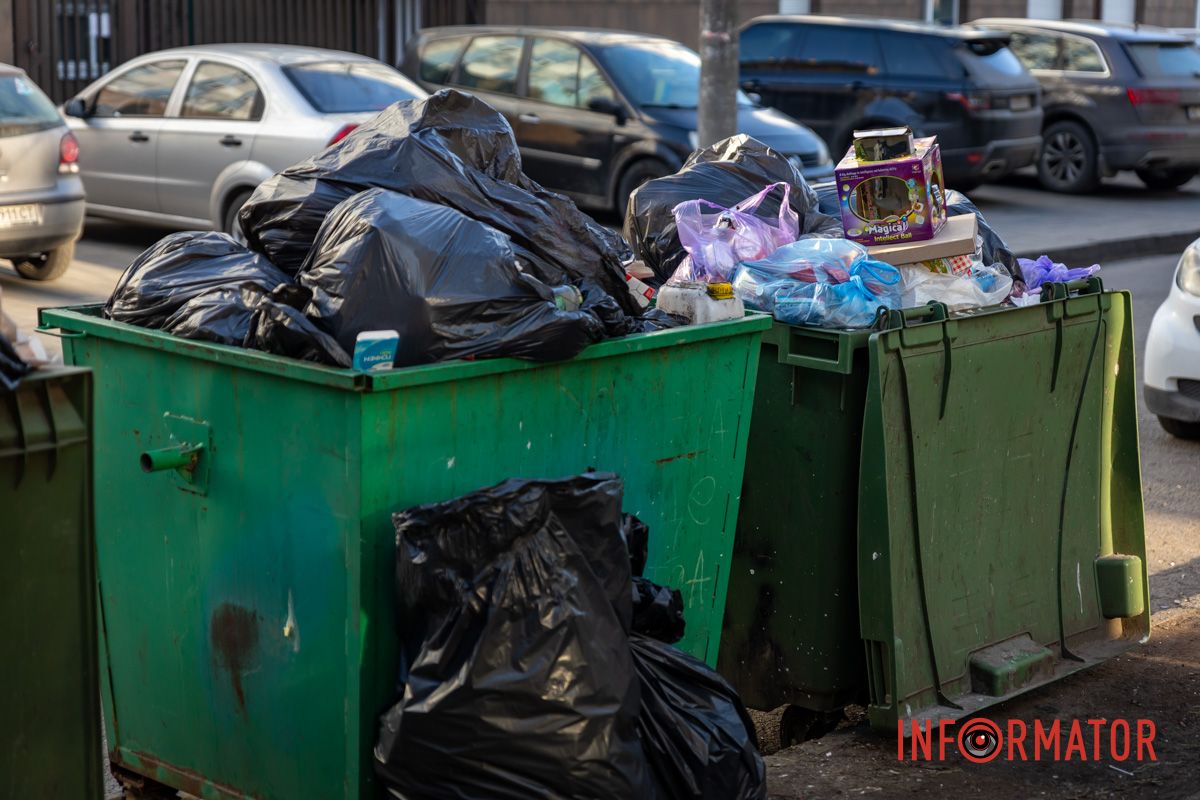 Щодо вулиці Івана Акінфієва, то станом на 15:00 сміття з тротуару перенесли до контейнерів