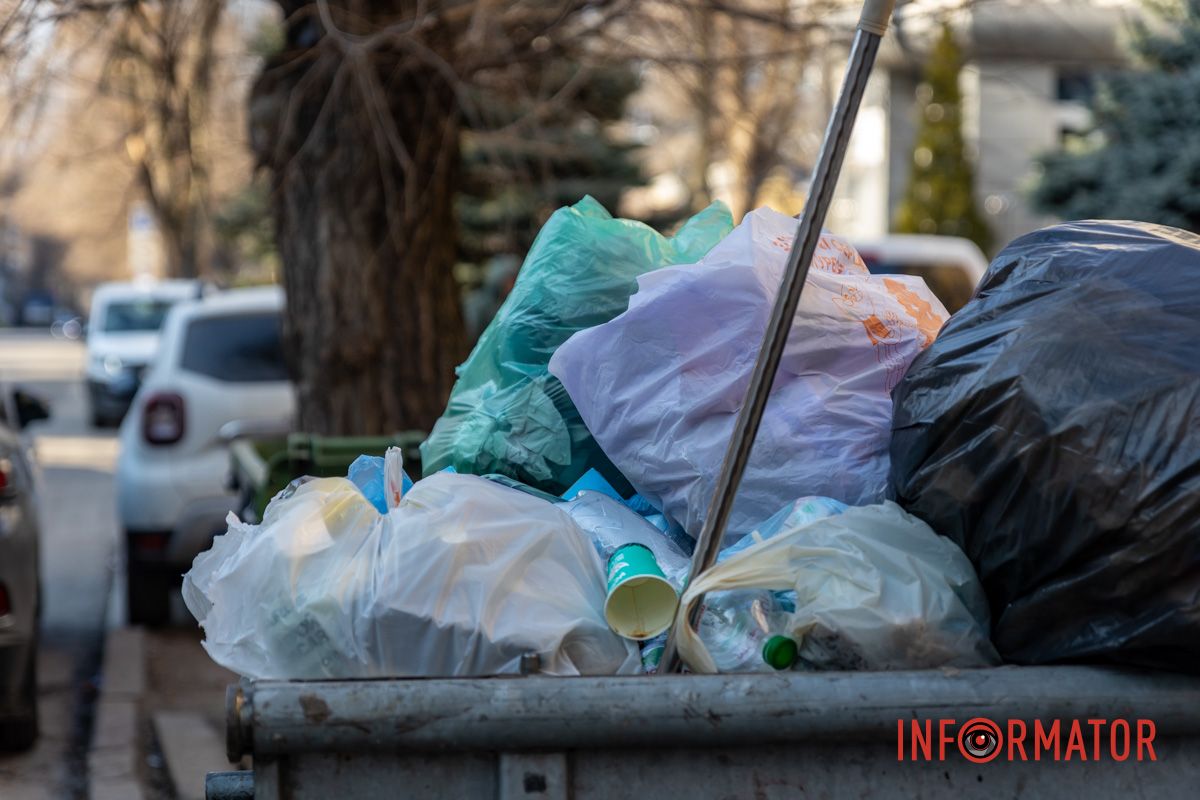 Неодноразово наші журналісти писали про це, а оператори фіксували купи відходів