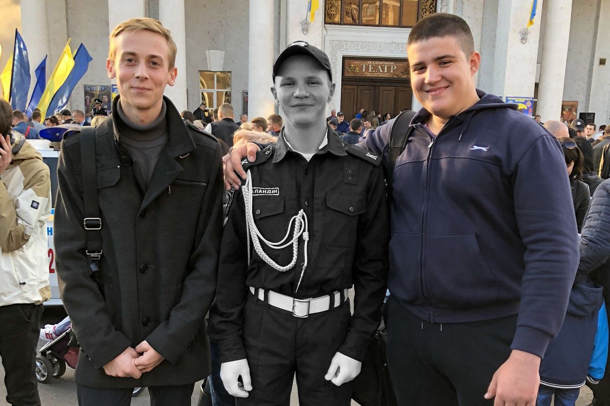 Смерть Артема Баландина стала тяжелым ударом для родителей и сестры, коллег и друзей Смерть Артема Баландина стала тяжелым ударом для родителей и сестры, коллег и друзей