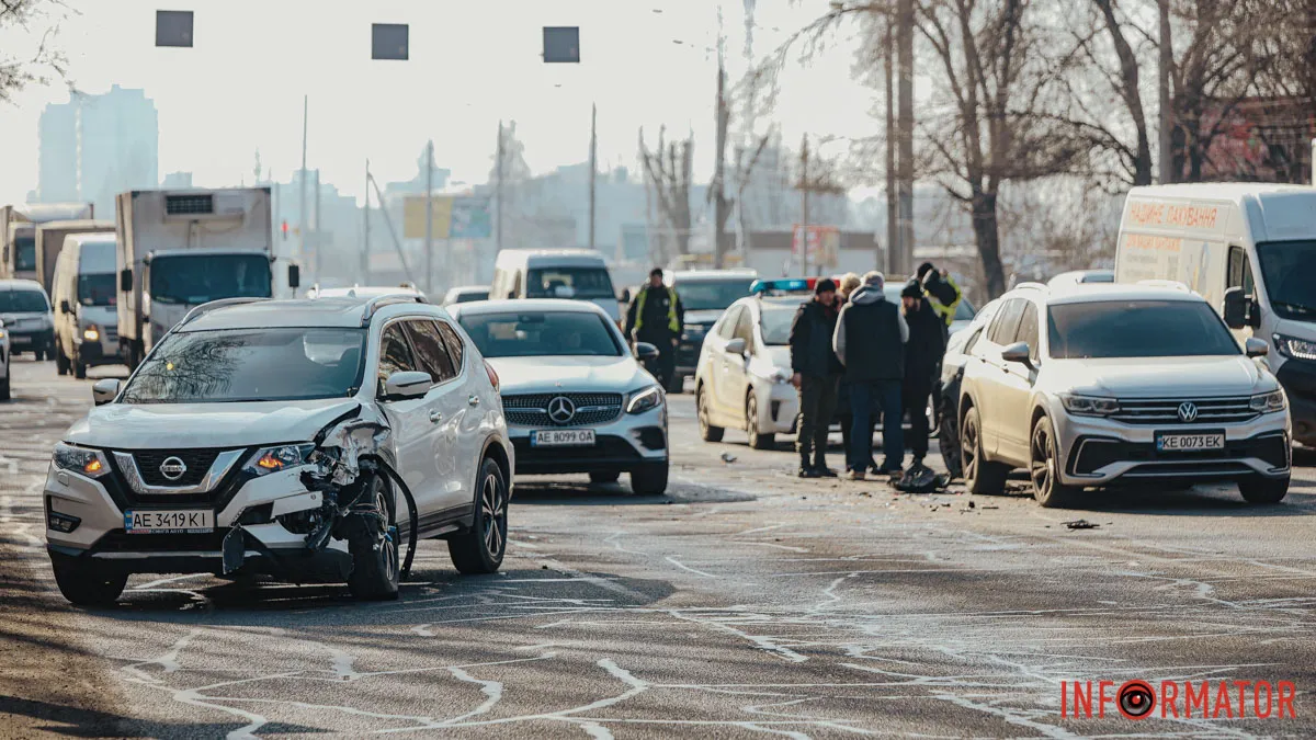 На Слобожанському проспекті, навпроти "Дніпровської брами", сталася потрійна ДТП: на місці працюють патрульні