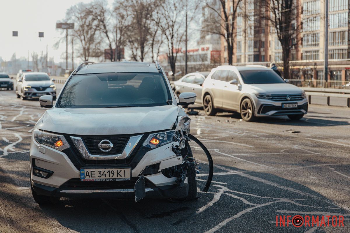 На Слобожанському проспекті, навпроти "Дніпровської брами", сталася потрійна ДТП: на місці працюють патрульні 1