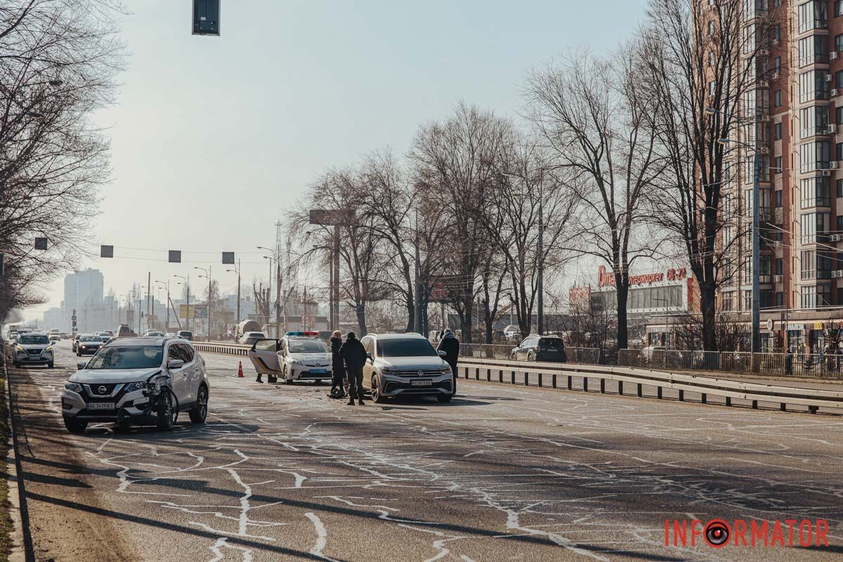 На Слобожанському проспекті, навпроти "Дніпровської брами", сталася потрійна ДТП: на місці працюють патрульні 2