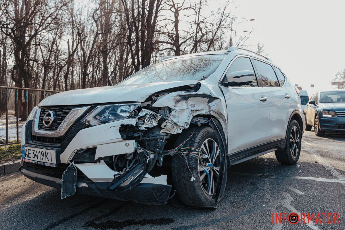 На Слобожанському проспекті, навпроти "Дніпровської брами", сталася потрійна ДТП: на місці працюють патрульні 3