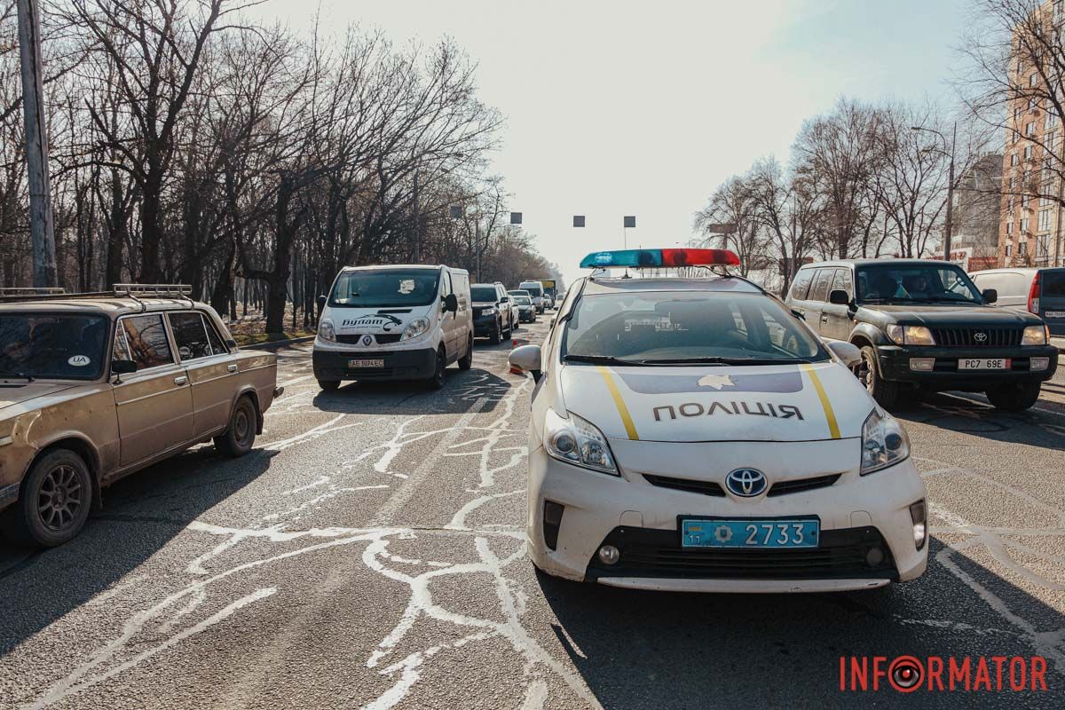 На Слобожанському проспекті, навпроти "Дніпровської брами", сталася потрійна ДТП: на місці працюють патрульні 4