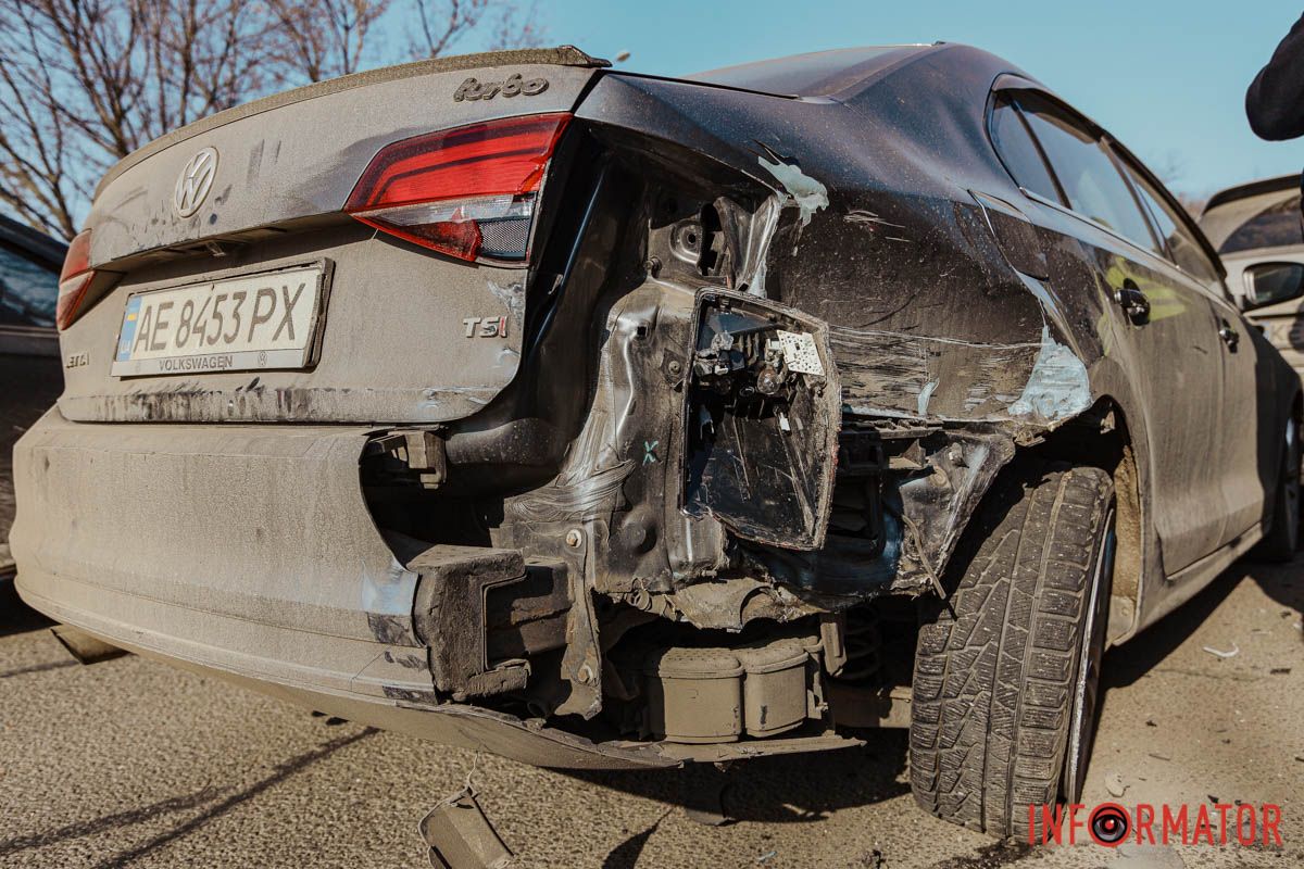 На Слобожанському проспекті, навпроти "Дніпровської брами", сталася потрійна ДТП: на місці працюють патрульні 5