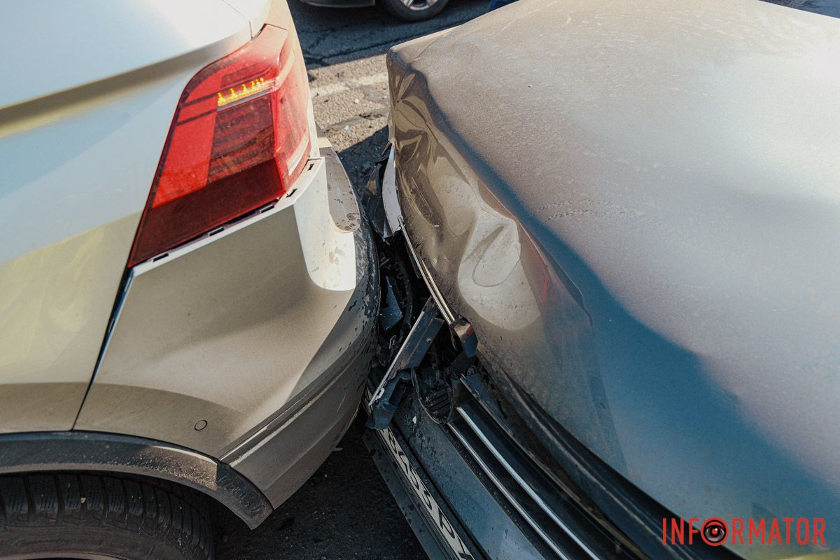 На Слобожанському проспекті, навпроти "Дніпровської брами", сталася потрійна ДТП: на місці працюють патрульні 6