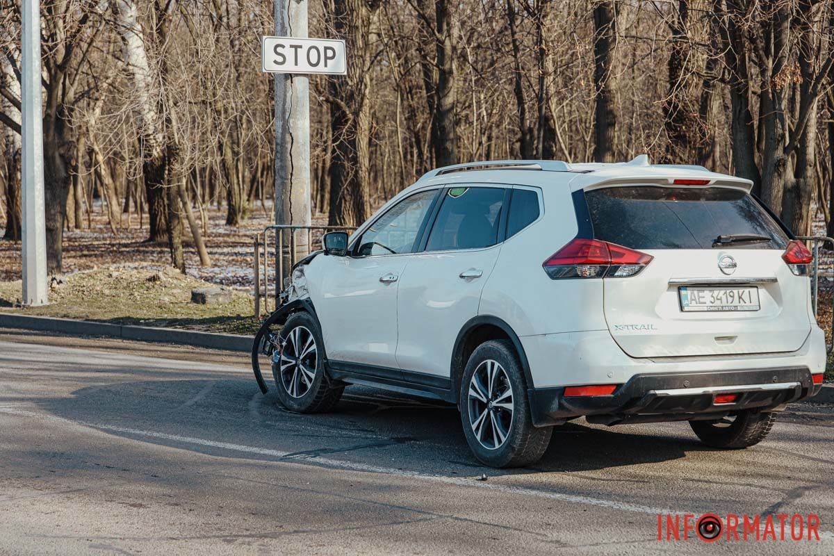 На Слобожанському проспекті, навпроти "Дніпровської брами", сталася потрійна ДТП: на місці працюють патрульні 7