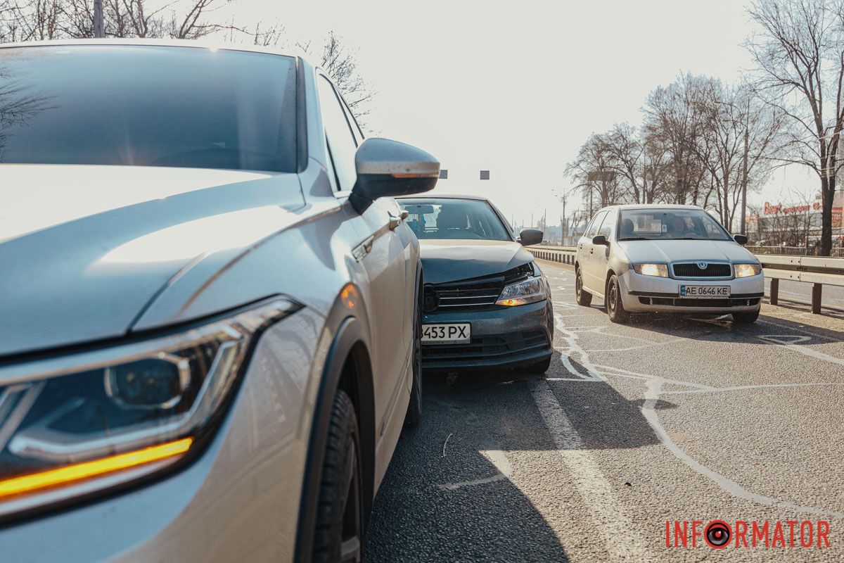 На Слобожанському проспекті, навпроти "Дніпровської брами", сталася потрійна ДТП: на місці працюють патрульні 8