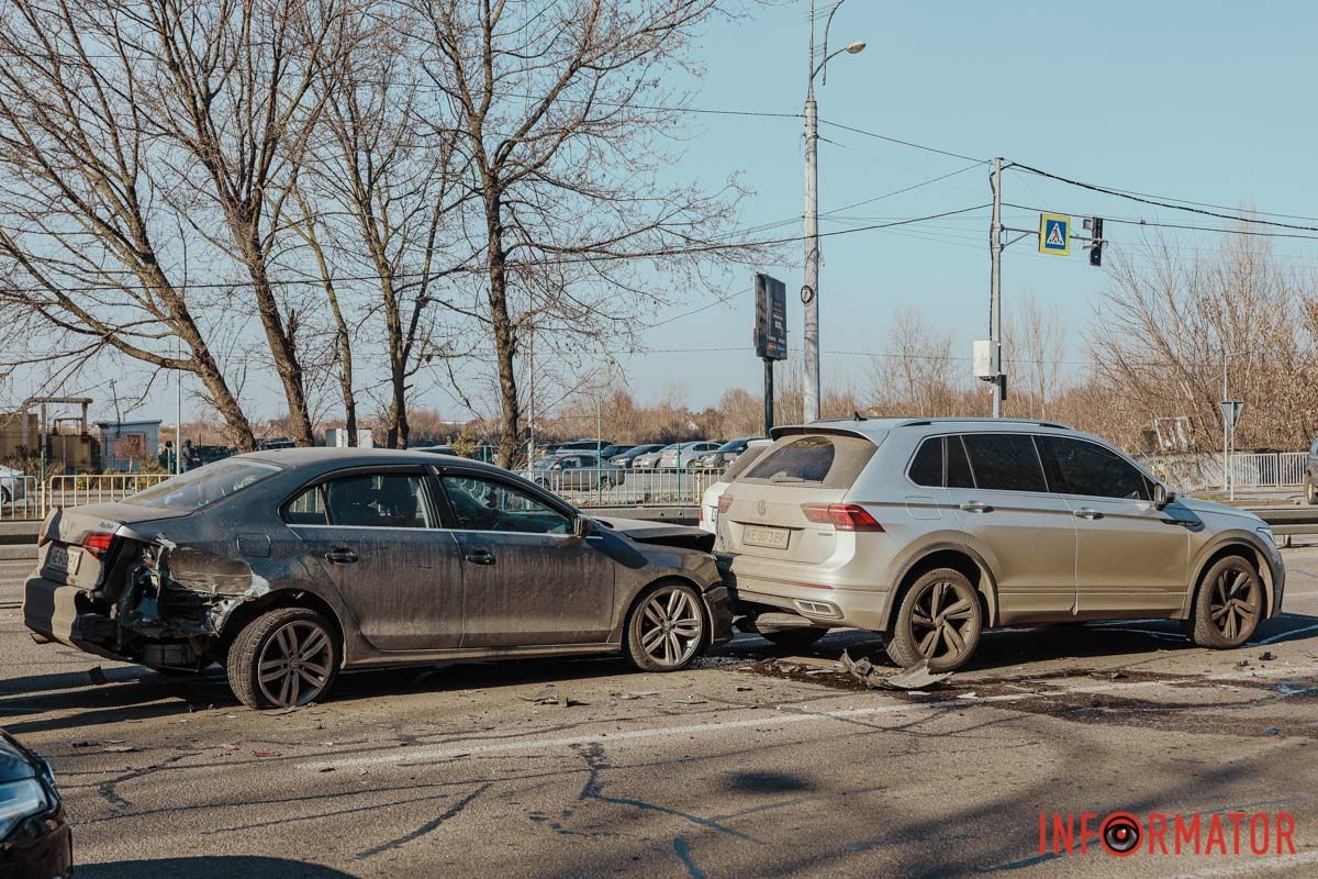 На Слобожанському проспекті, навпроти "Дніпровської брами", сталася потрійна ДТП: на місці працюють патрульні 9