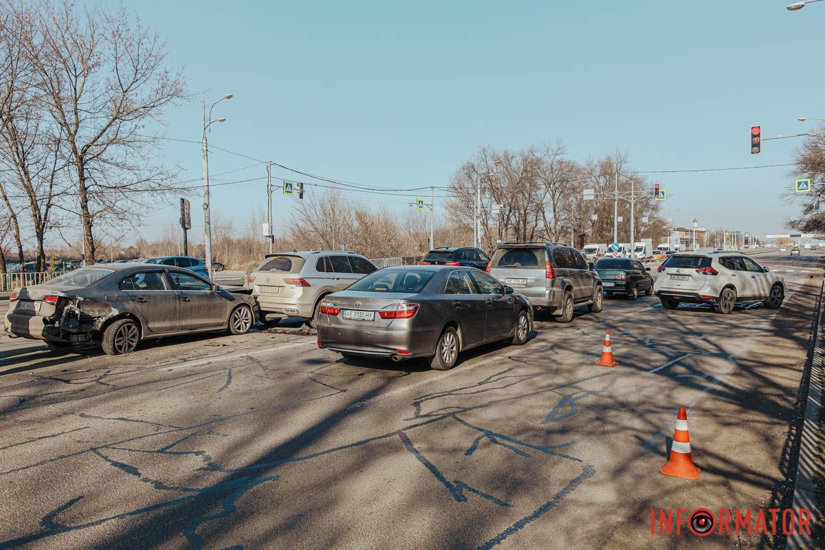 На Слобожанському проспекті, навпроти "Дніпровської брами", сталася потрійна ДТП: на місці працюють патрульні 10