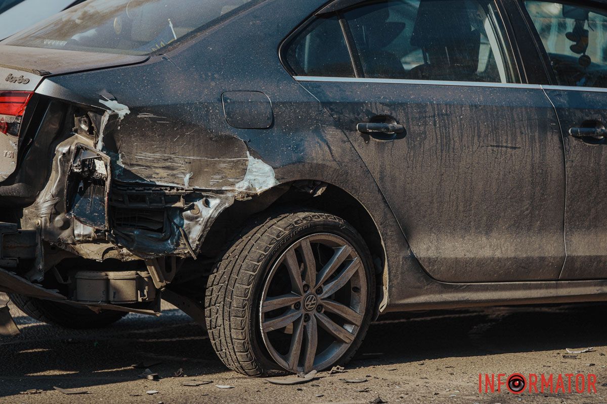 На Слобожанському проспекті, навпроти "Дніпровської брами", сталася потрійна ДТП: на місці працюють патрульні 12