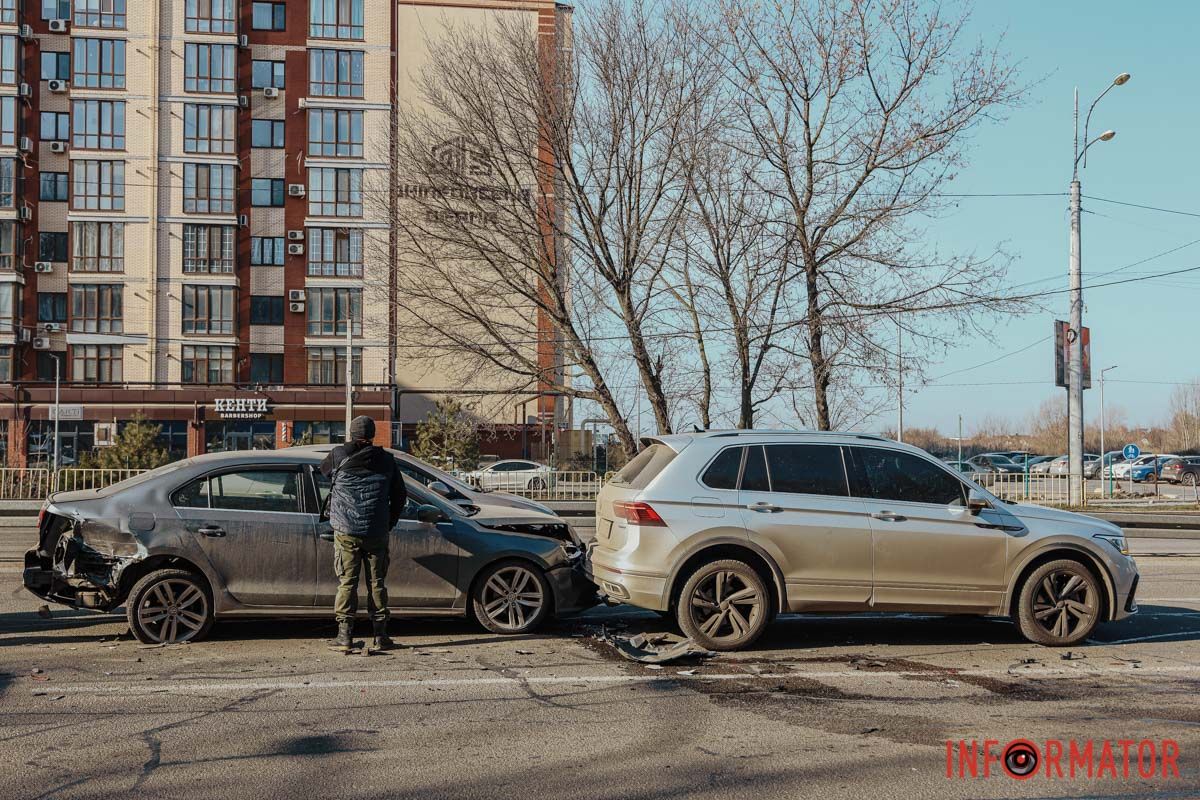 На Слобожанському проспекті, навпроти "Дніпровської брами", сталася потрійна ДТП: на місці працюють патрульні 11
