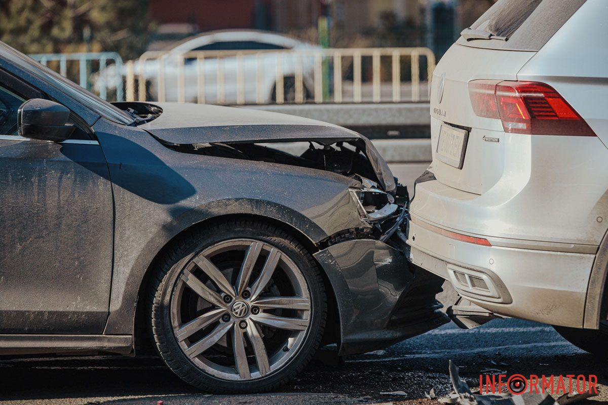 На Слобожанському проспекті, навпроти "Дніпровської брами", сталася потрійна ДТП: на місці працюють патрульні 13