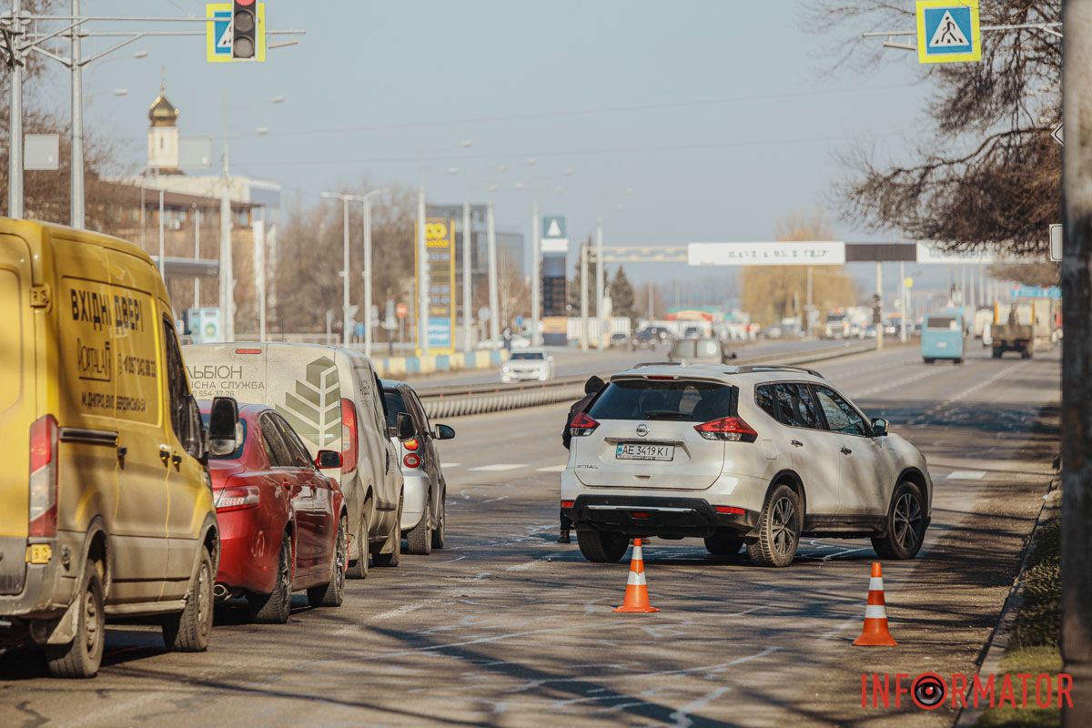На Слобожанському проспекті, навпроти "Дніпровської брами", сталася потрійна ДТП: на місці працюють патрульні 14