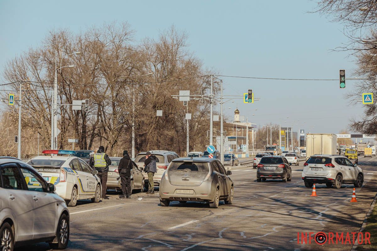 На Слобожанському проспекті, навпроти "Дніпровської брами", сталася потрійна ДТП: на місці працюють патрульні 15
