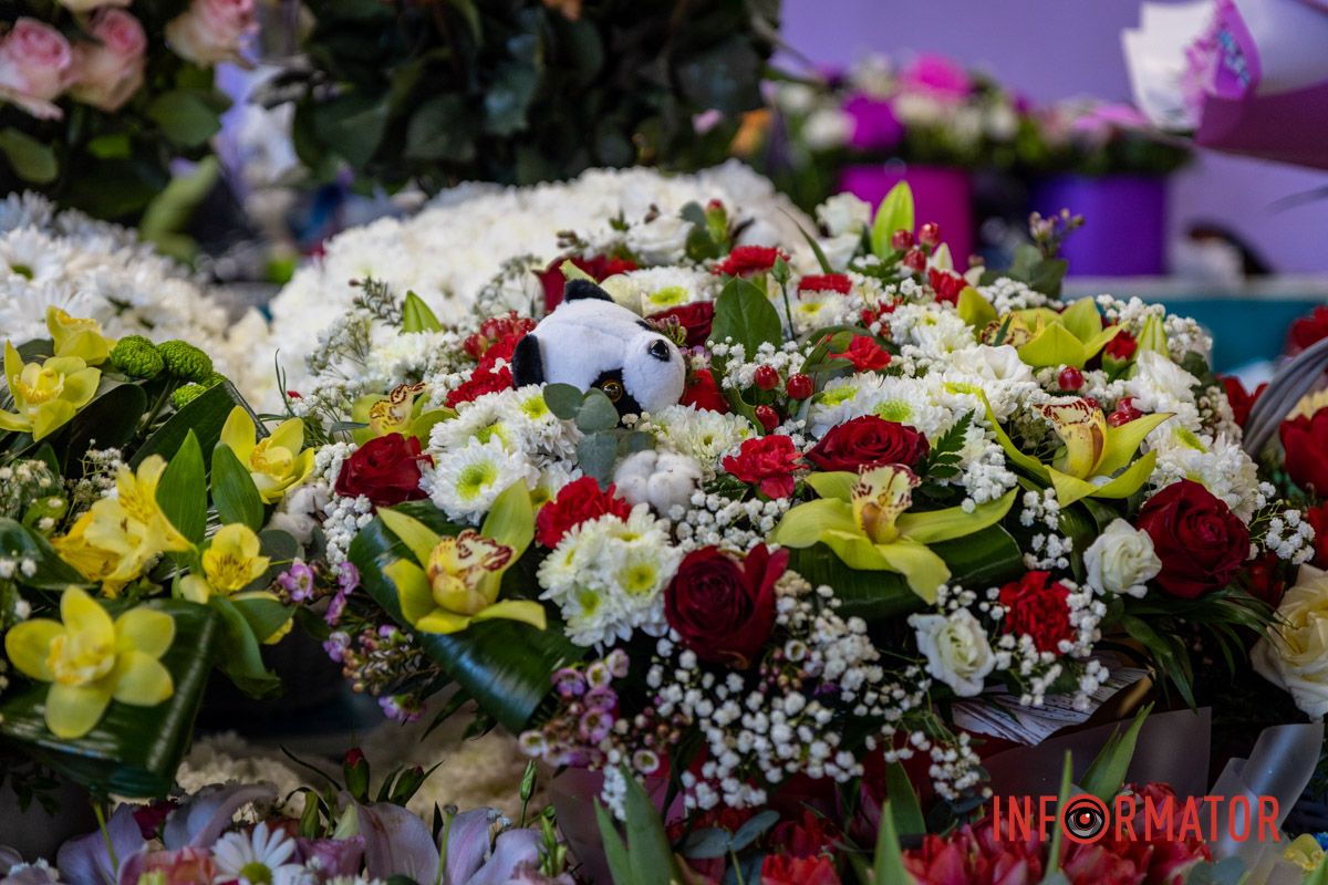 До 5 тысяч гривен за букет: сколько стоят цветы в Днепре на День святого Валентина 2