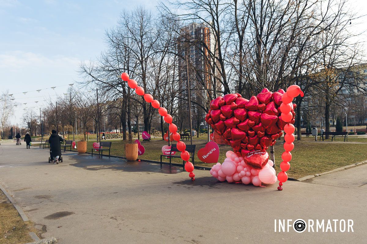 Чи знали ви, що традиція дарувати «валентинки» в Україні з’явилася у 1990-х У Дніпрі на Алеї Миру та скверах Усачова та Семенова з’явилися тематичні фотозони до Дня закоханих 13