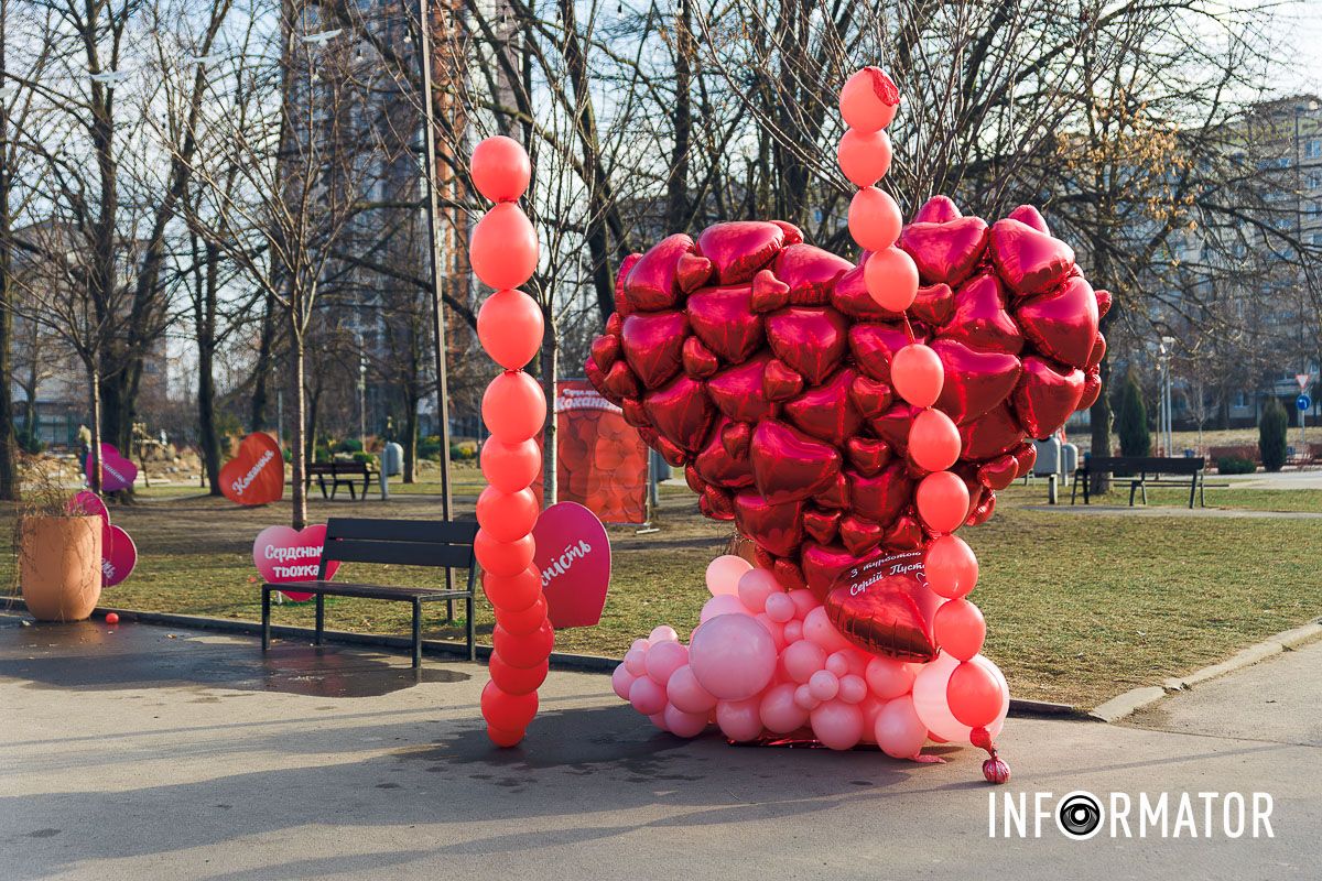 Чи святкуєте ви День святого Валентина? У Дніпрі на Алеї Миру та скверах Усачова та Семенова з’явилися тематичні фотозони до Дня закоханих 12