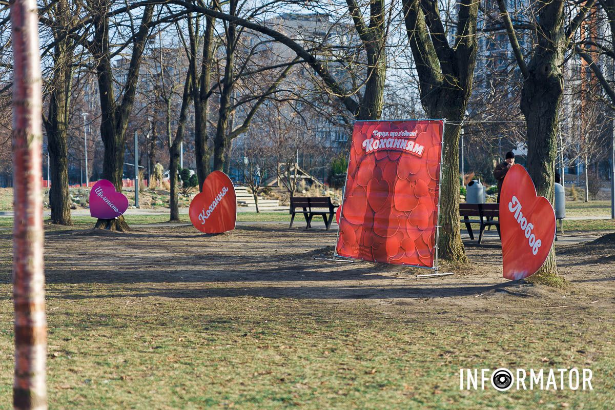 Чимало людей роблять пропозицію на День святого Валентина У Дніпрі на Алеї Миру та скверах Усачова та Семенова з’явилися тематичні фотозони до Дня закоханих 10