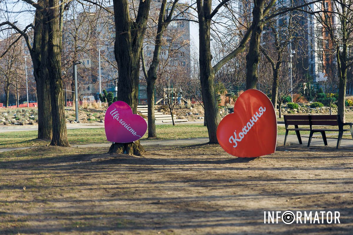 Інформатор бажає своїм читачам палкого та пристрастного кохання У Дніпрі на Алеї Миру та скверах Усачова та Семенова з’явилися тематичні фотозони до Дня закоханих 8