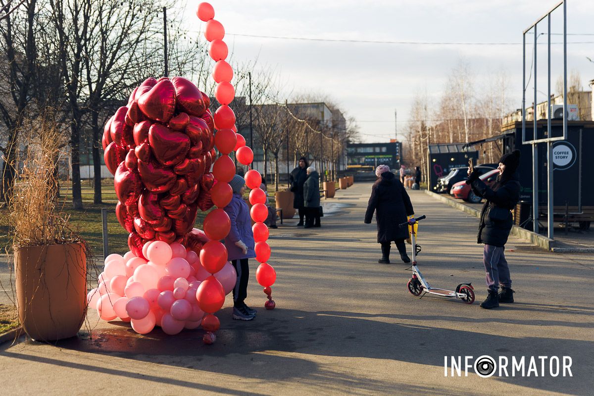 Фотозона розташована поряд з дитячим майданчиком У Дніпрі на Алеї Миру та скверах Усачова та Семенова з’явилися тематичні фотозони до Дня закоханих 5
