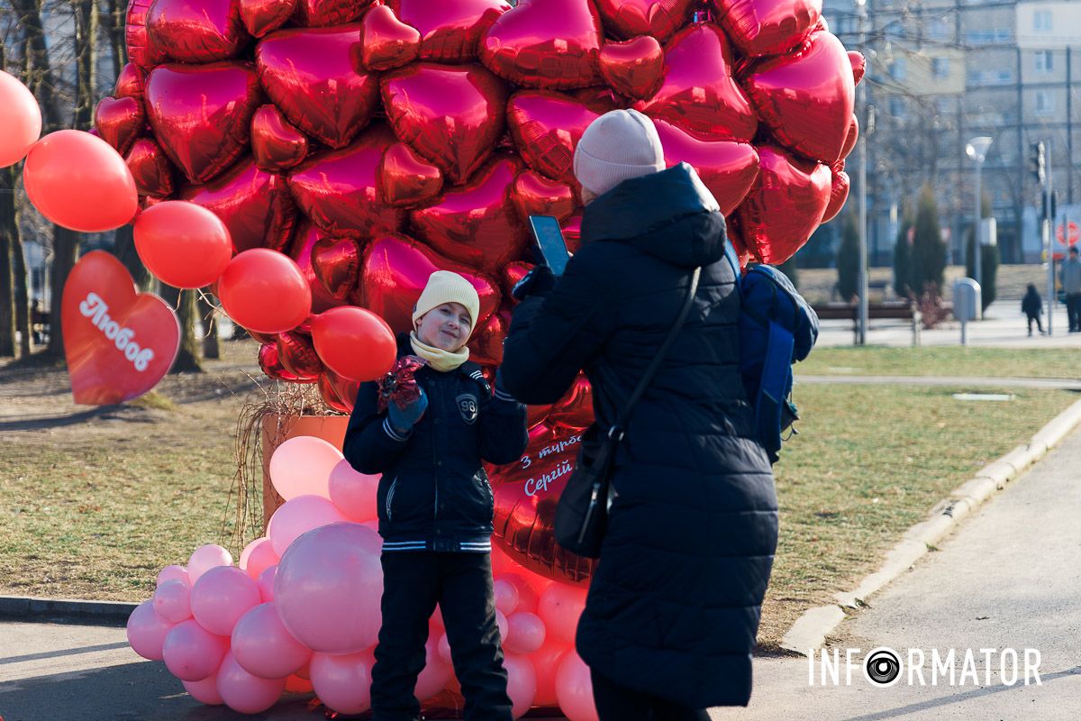 Дуже приємно інколи передивлятися старі фотографії У Дніпрі на Алеї Миру та скверах Усачова та Семенова з’явилися тематичні фотозони до Дня закоханих 2