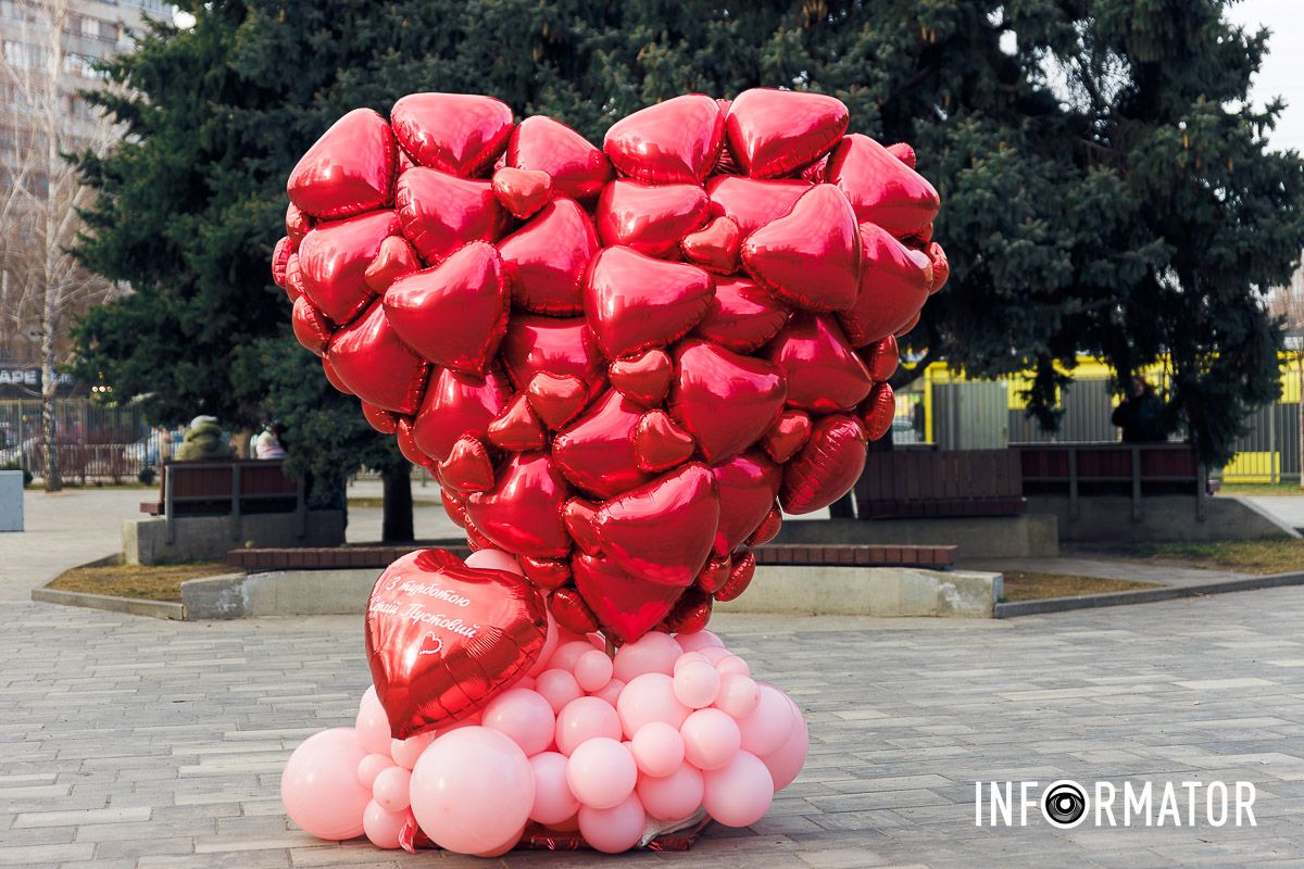 Цікаво, що деякі люди віддають перевагу не покупним листівкам, а власноруч написаним запискам чи навіть вишитим "валентинкам". У Дніпрі на Алеї Миру та скверах Усачова та Семенова з’явилися тематичні фотозони до Дня закоханих 16