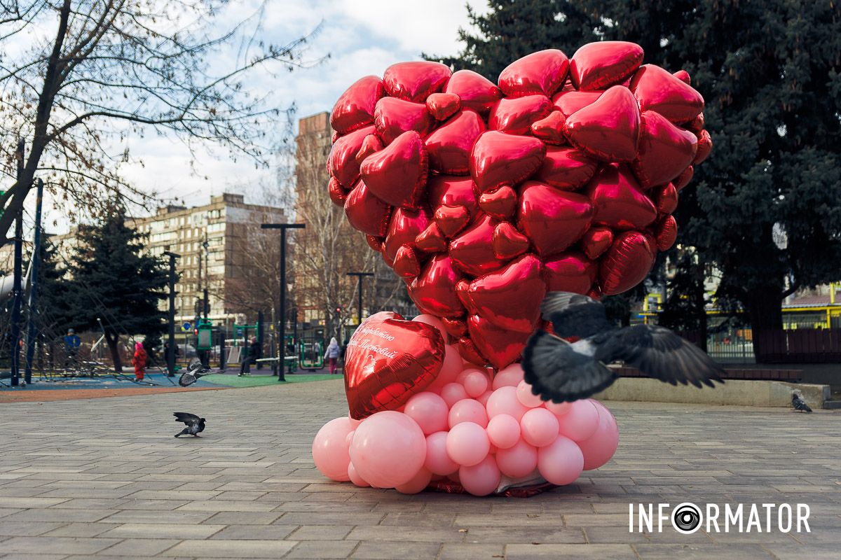Фотозона у сквері Семенова У Дніпрі на Алеї Миру та скверах Усачова та Семенова з’явилися тематичні фотозони до Дня закоханих 14