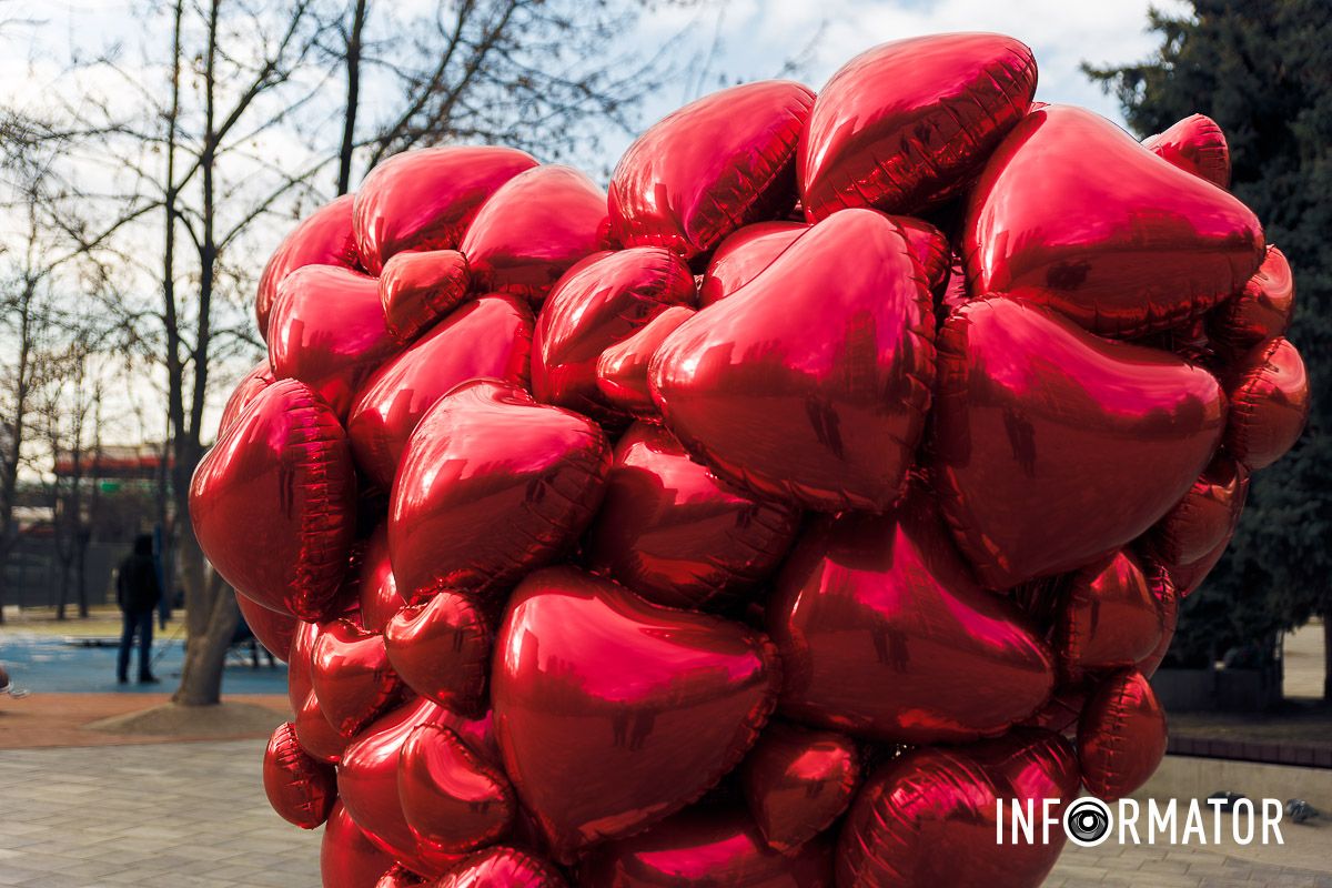 Маленькі серця формують одне велике У Дніпрі на Алеї Миру та скверах Усачова та Семенова з’явилися тематичні фотозони до Дня закоханих 15