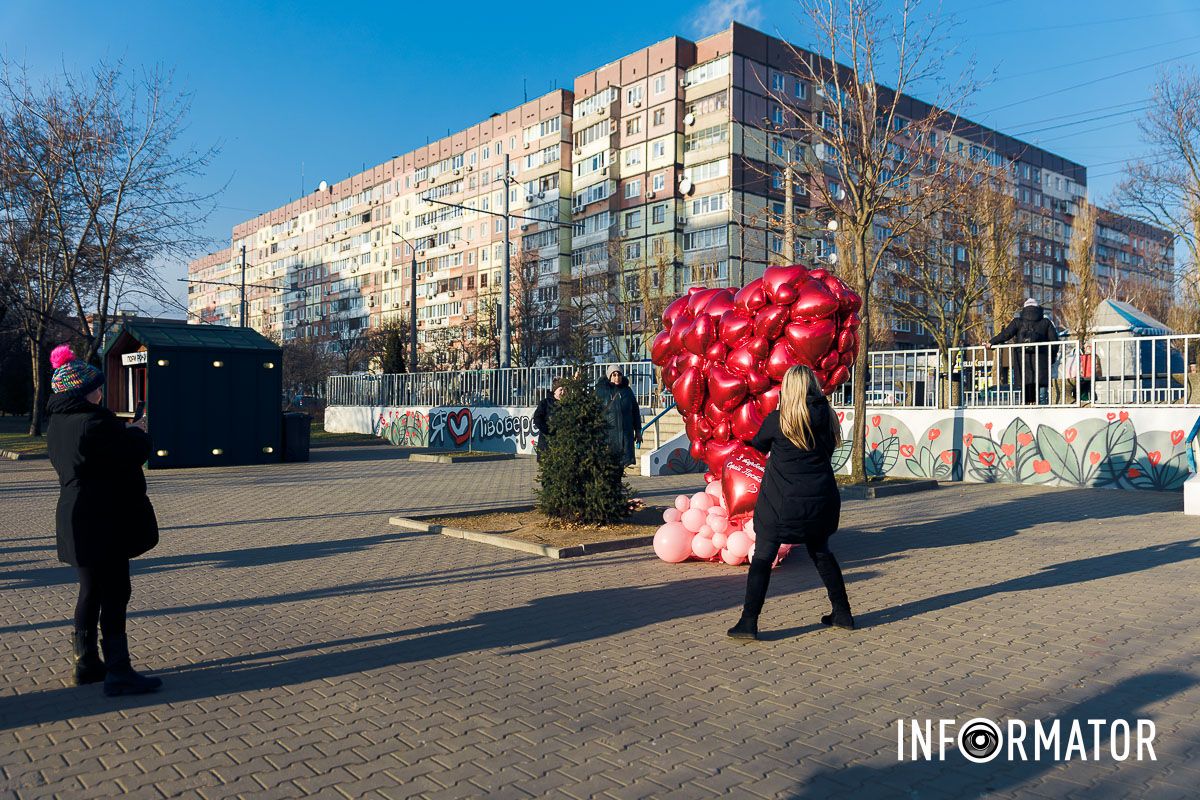 Фотозона на Алеї Миру У Дніпрі на Алеї Миру та скверах Усачова та Семенова з’явилися тематичні фотозони до Дня закоханих 17