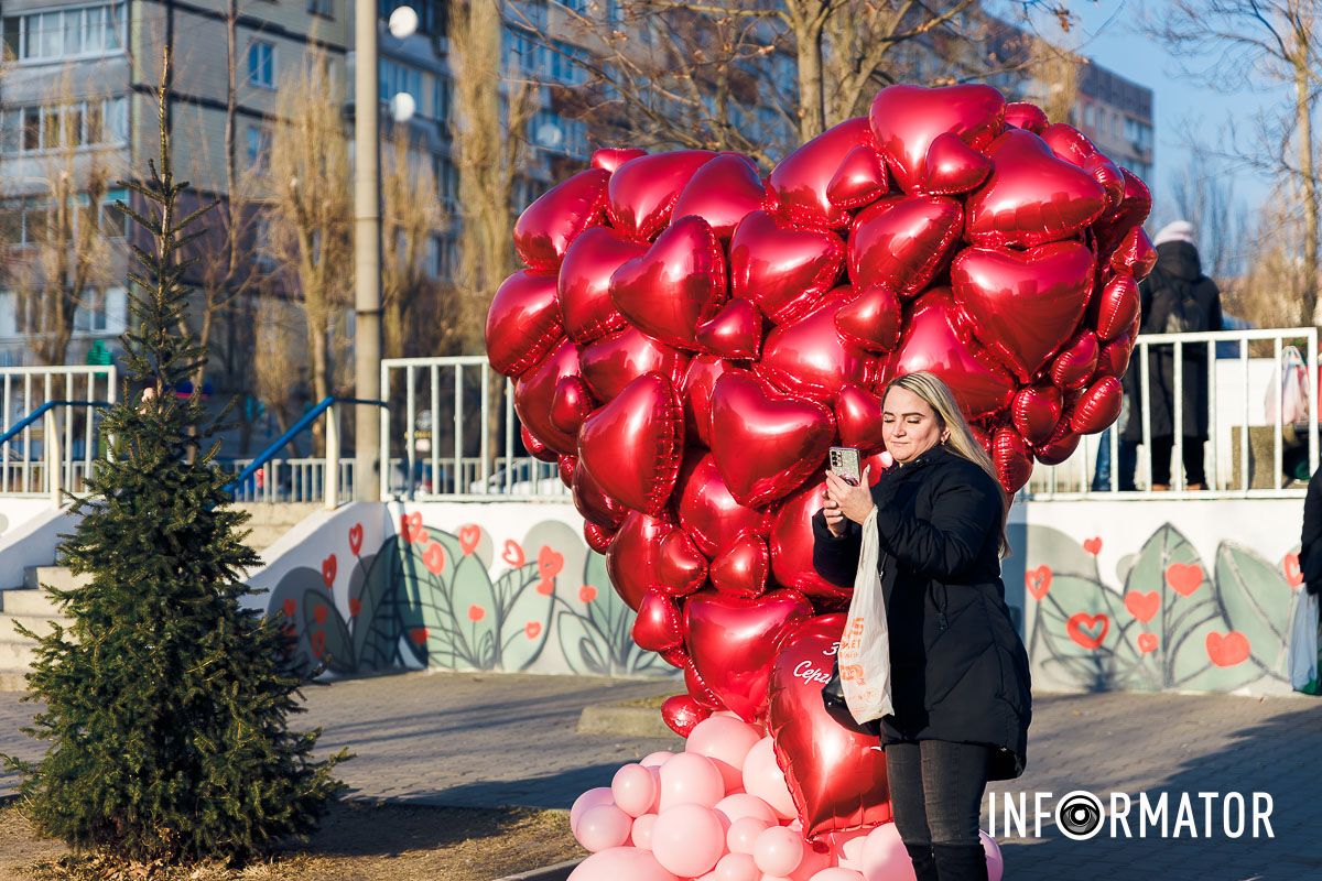 Однак воно менш популярне, ніж День Валентина У Дніпрі на Алеї Миру та скверах Усачова та Семенова з’явилися тематичні фотозони до Дня закоханих 19