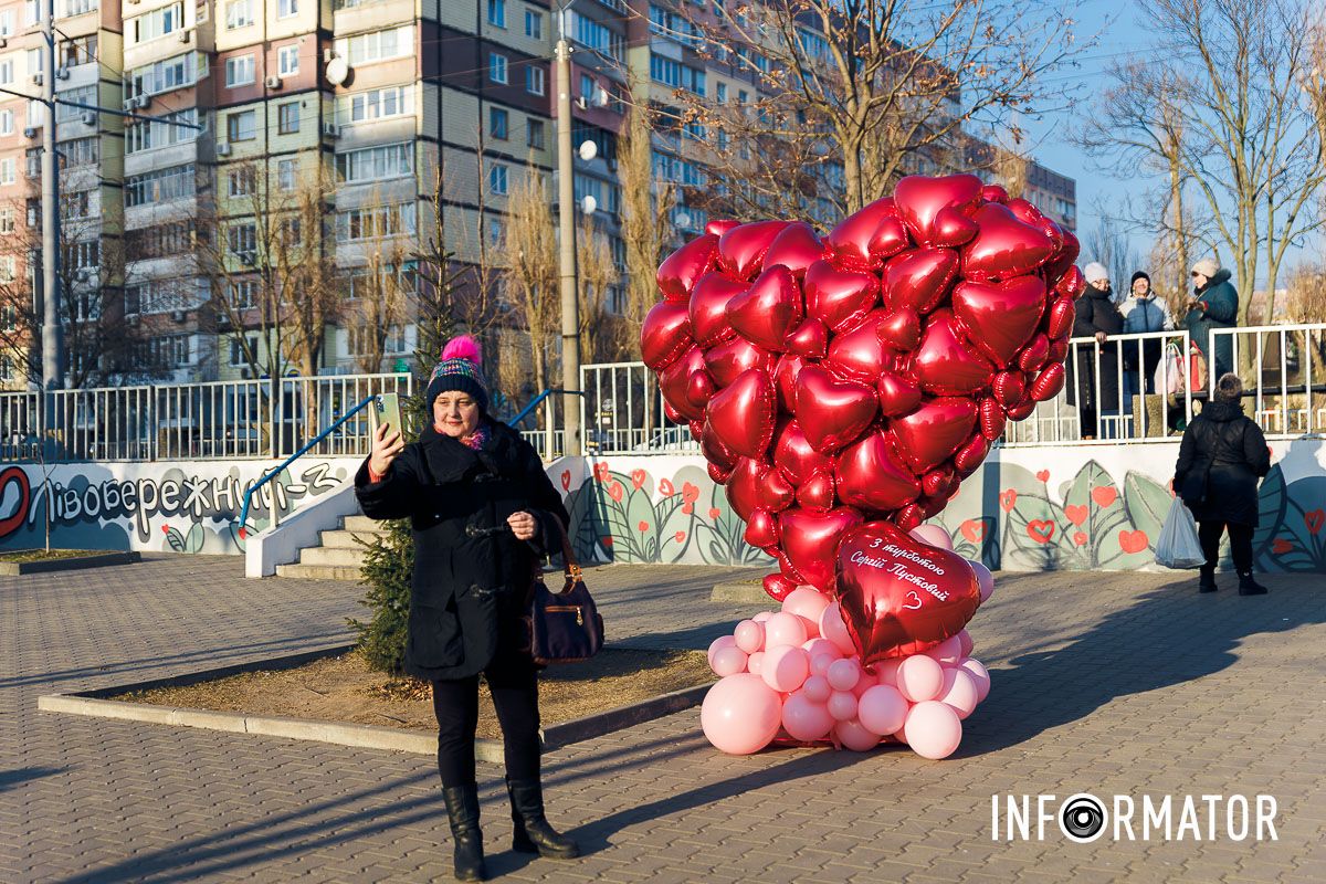 Чи пам'ятаєте ви своє перше кохання? У Дніпрі на Алеї Миру та скверах Усачова та Семенова з’явилися тематичні фотозони до Дня закоханих 21