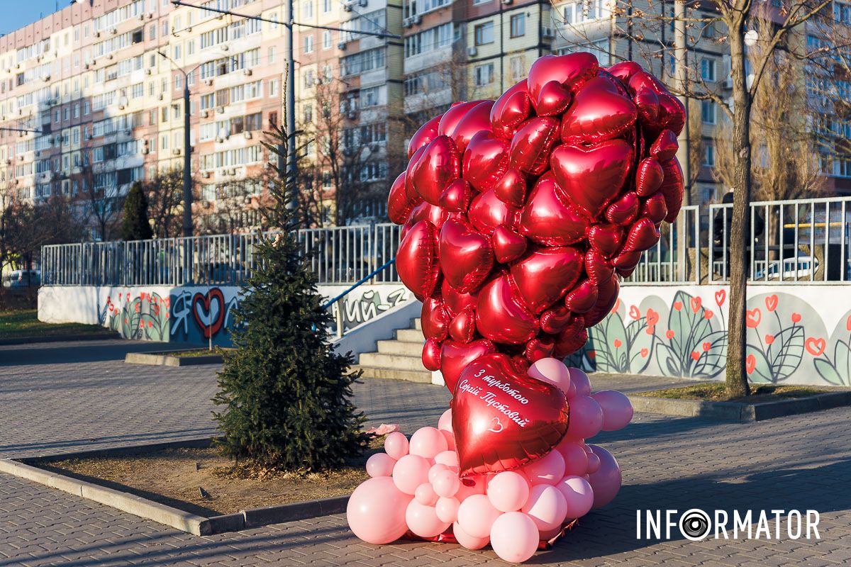 У цей день люди дарують близьким подарунки У Дніпрі на Алеї Миру та скверах Усачова та Семенова з’явилися тематичні фотозони до Дня закоханих 20