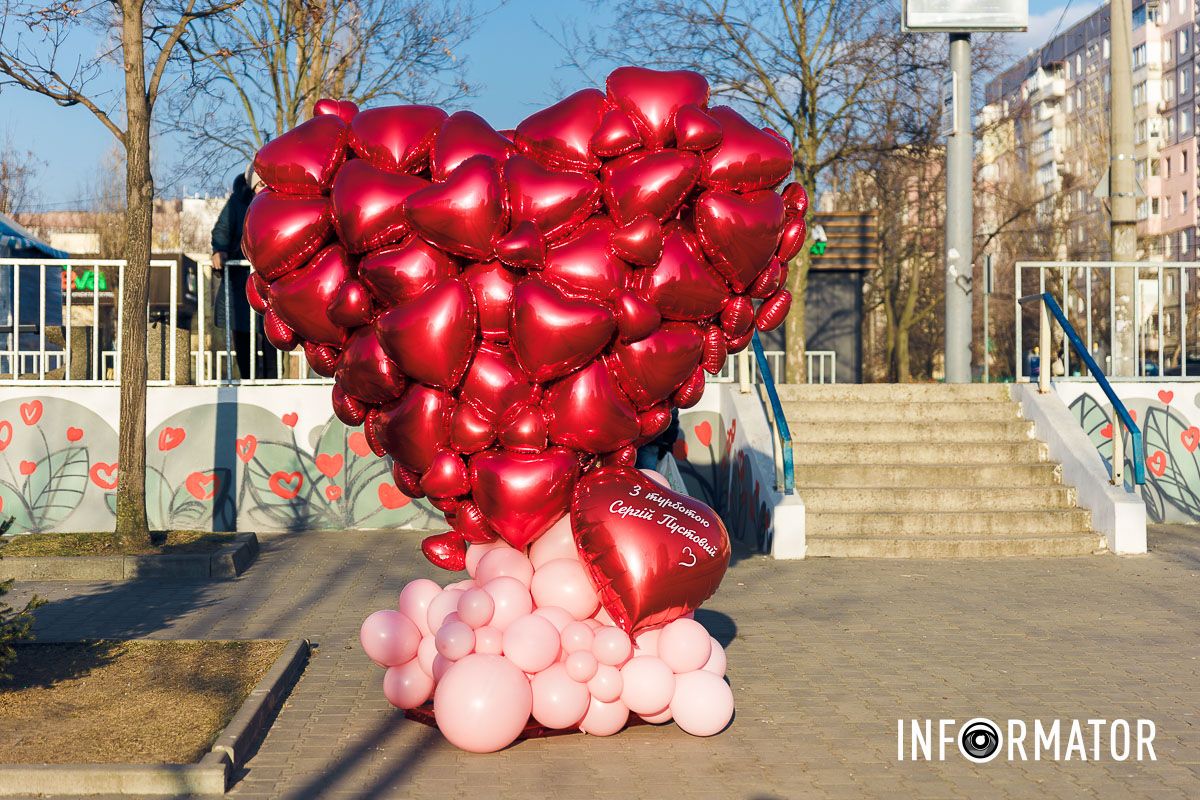 Дуже часто Львів часто називають найромантичнішим містом України У Дніпрі на Алеї Миру та скверах Усачова та Семенова з’явилися тематичні фотозони до Дня закоханих 22