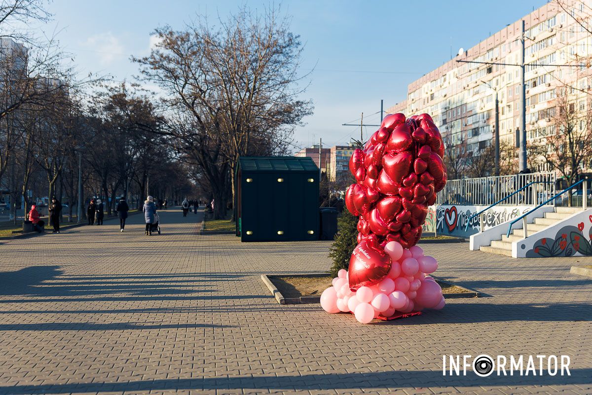 Хтось із вас коли-небудь отримував анонімні валентинки? У Дніпрі на Алеї Миру та скверах Усачова та Семенова з’явилися тематичні фотозони до Дня закоханих 24