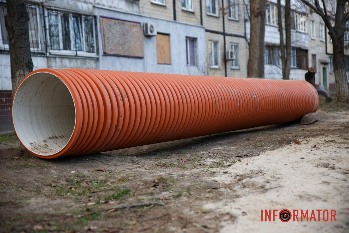 Коммунальщики демонтируют старую систему водоотвода и монтируют новую Коммунальщики демонтируют старую систему водоотвода и монтируют новую