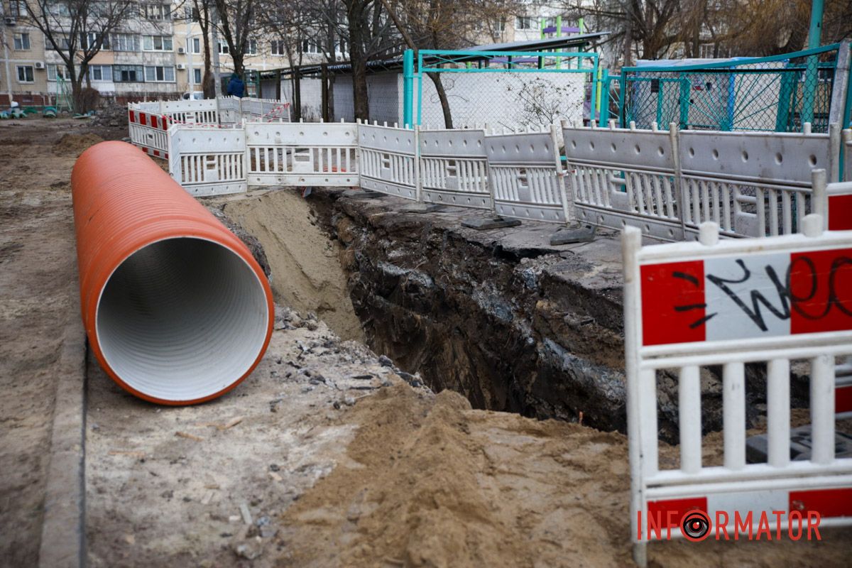 Коммунальщики производят ремонт системы ливневой канализации Коммунальщики производят ремонт системы ливневой канализации