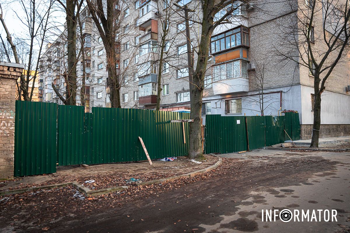 Два подъезда до сих пор ограждены забором