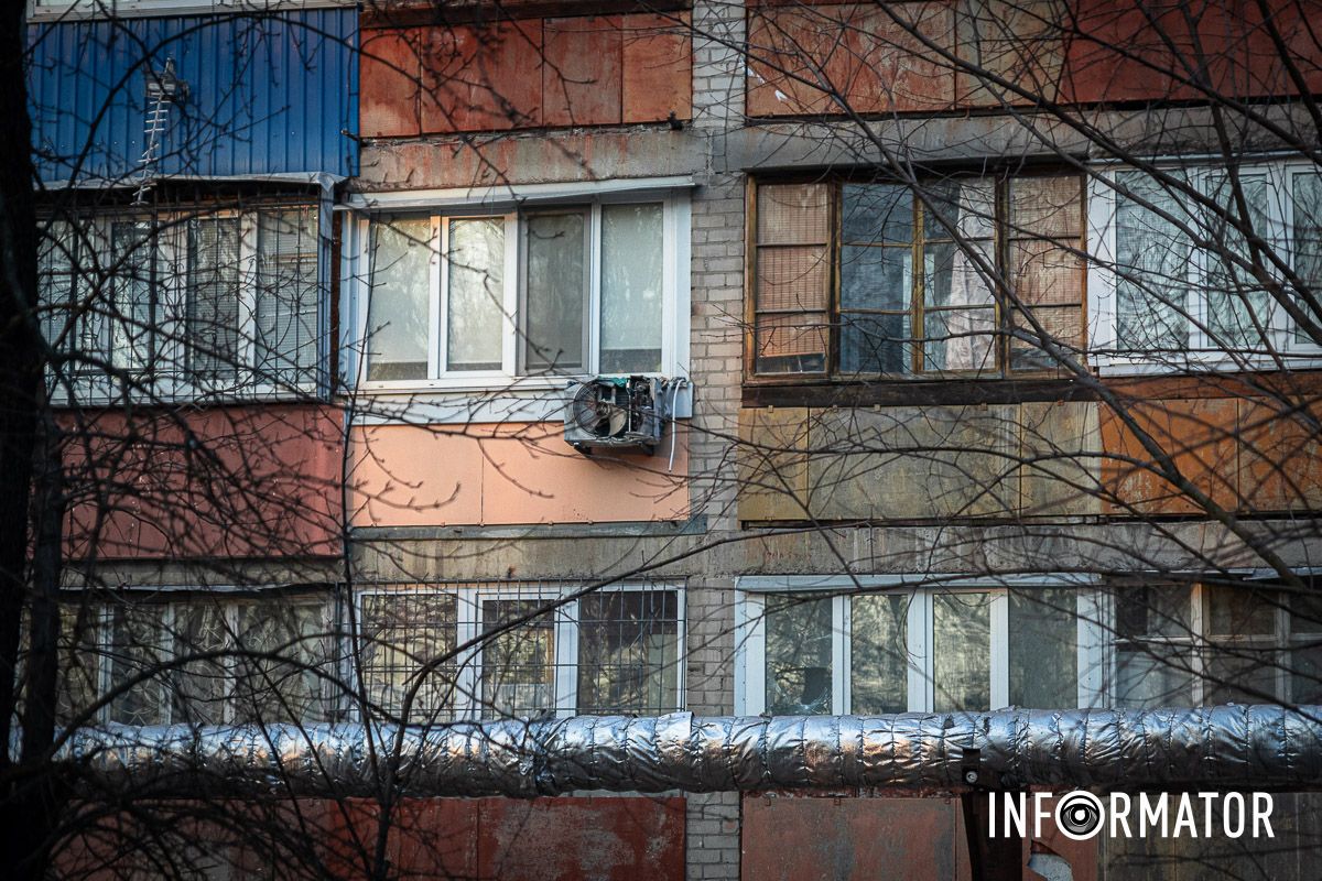 Однако до сих пор можно увидеть последствия 23 февраля - избиты кондиционеры и повреждения балконов