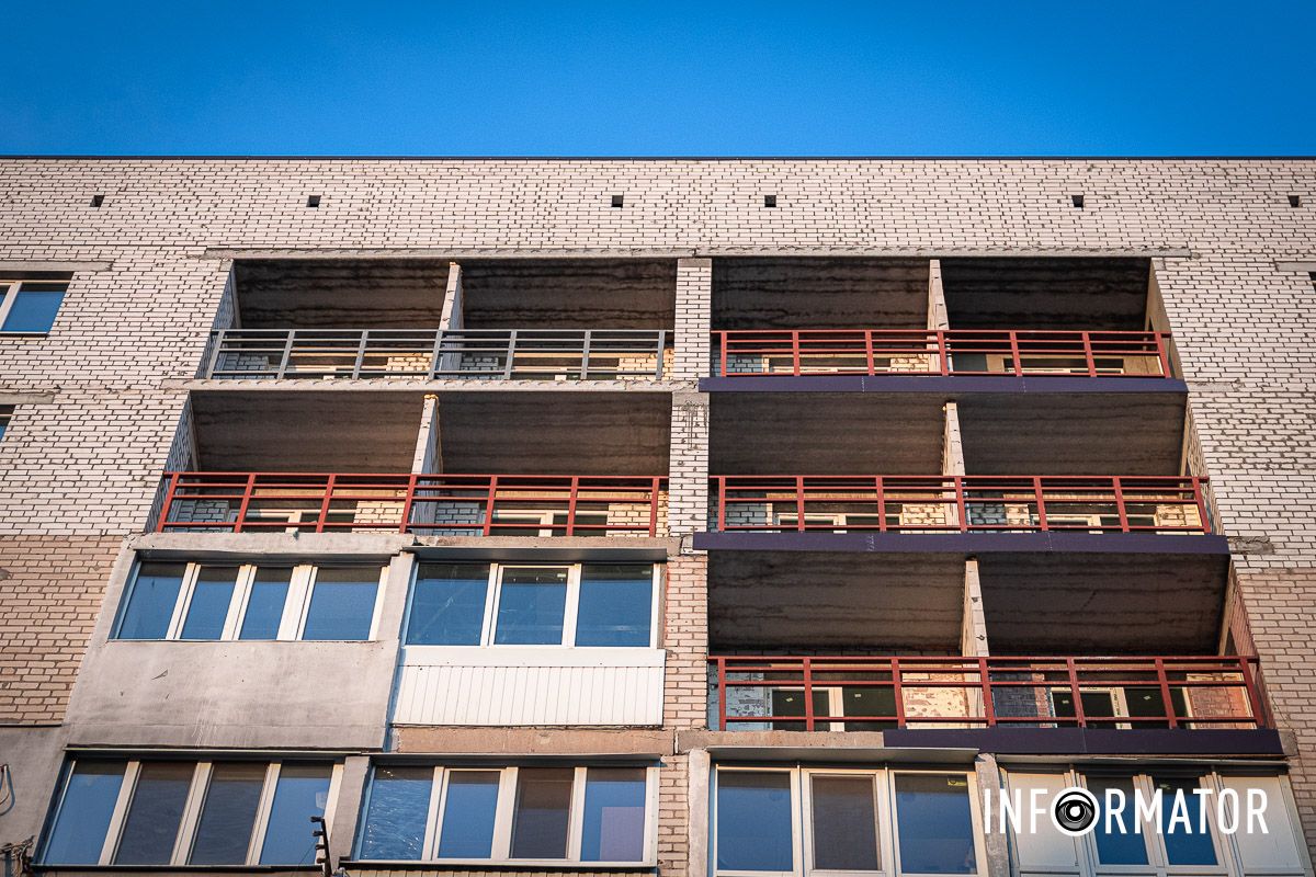 Уже готовы балконы, установлены металлопластиковые окна