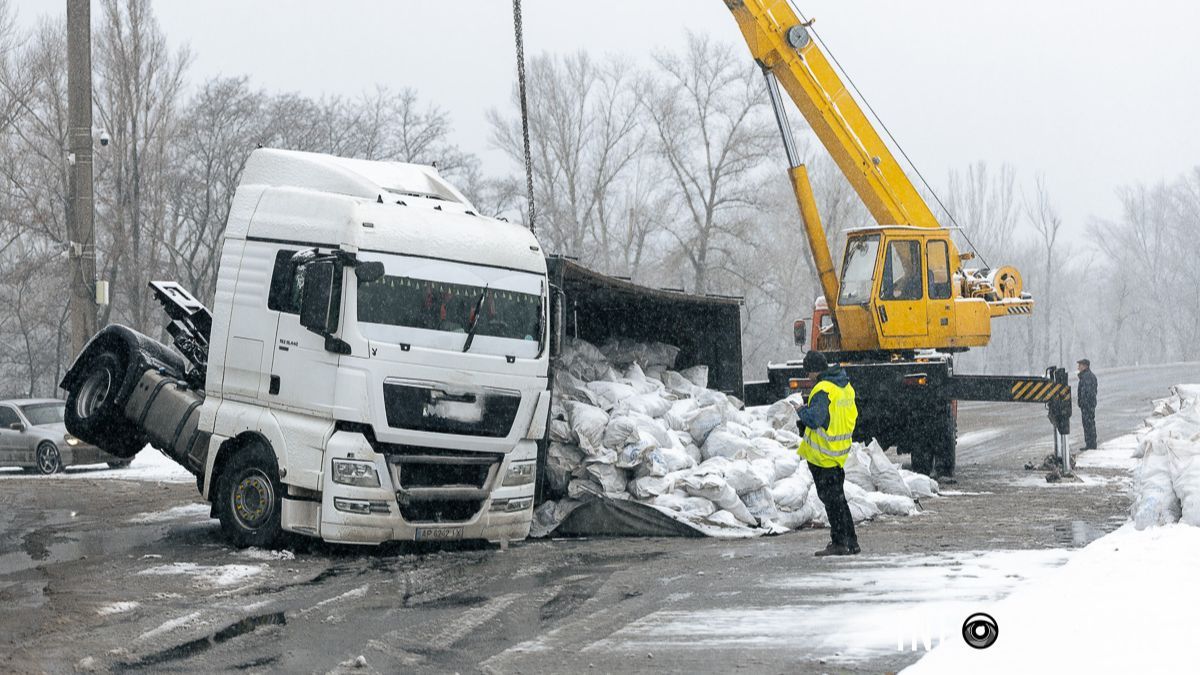 В Днепре на Солнечной Набережной перевернулась фура MAN с брикетом