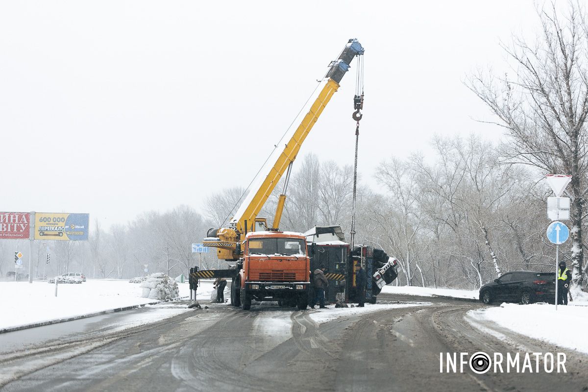 В Днепре на Солнечной Набережной опрокинулась фура MAN с брикетом 1