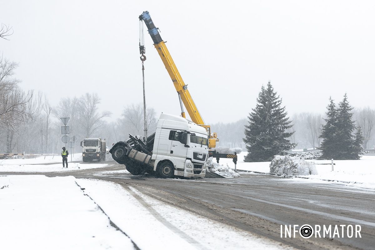 В Днепре на Солнечной Набережной опрокинулась фура MAN с брикетом 2
