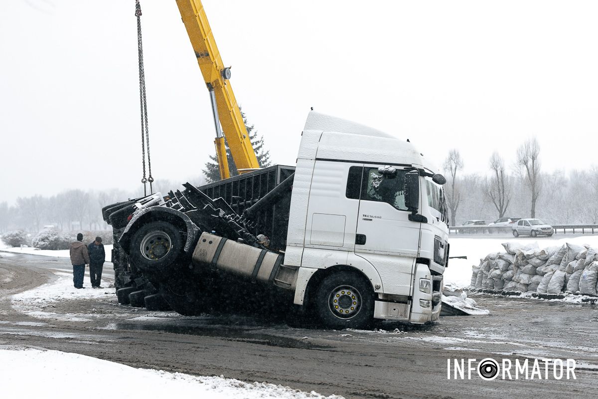 В Днепре на Солнечной Набережной опрокинулась фура MAN с брикетом 3