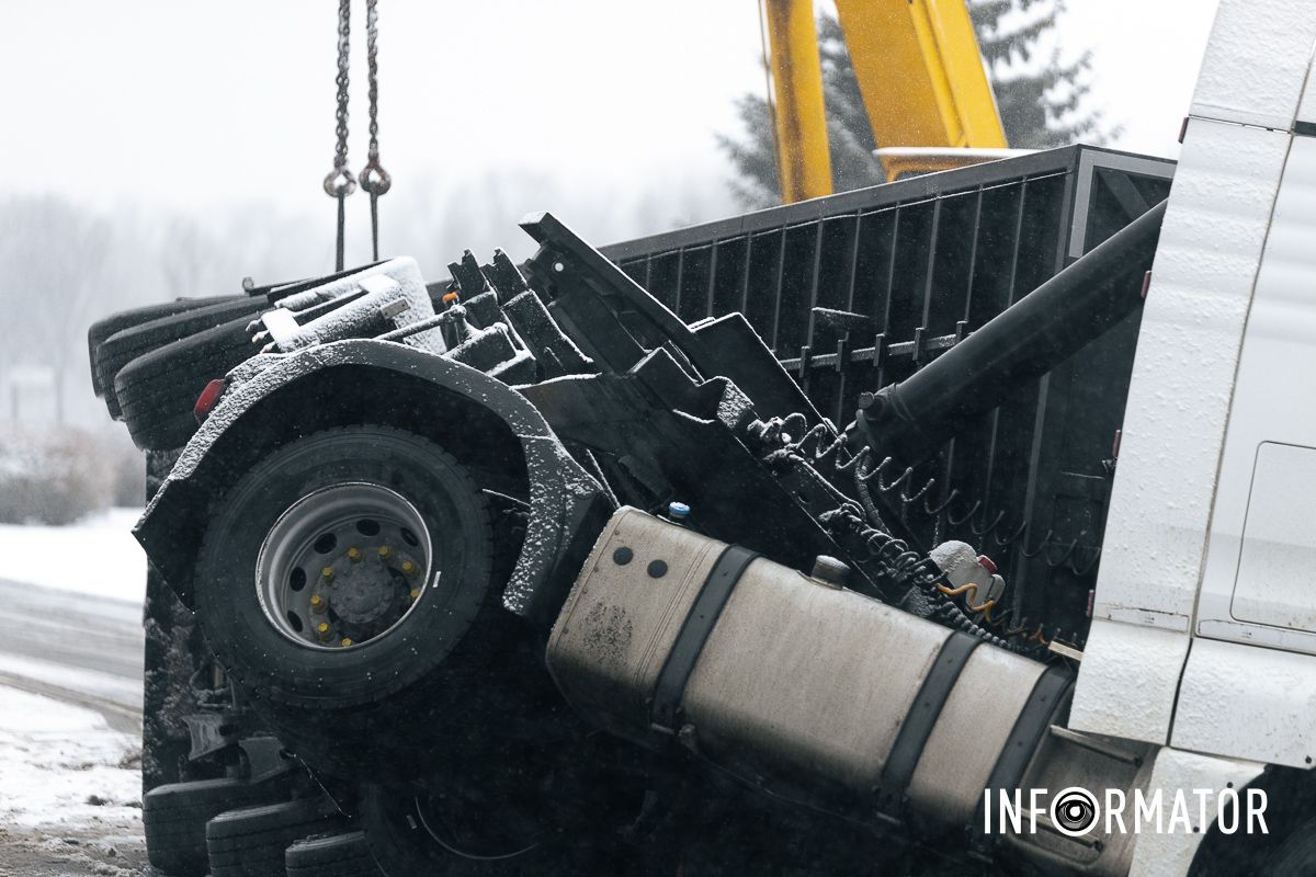 В Днепре на Солнечной Набережной опрокинулась фура MAN с брикетом 4