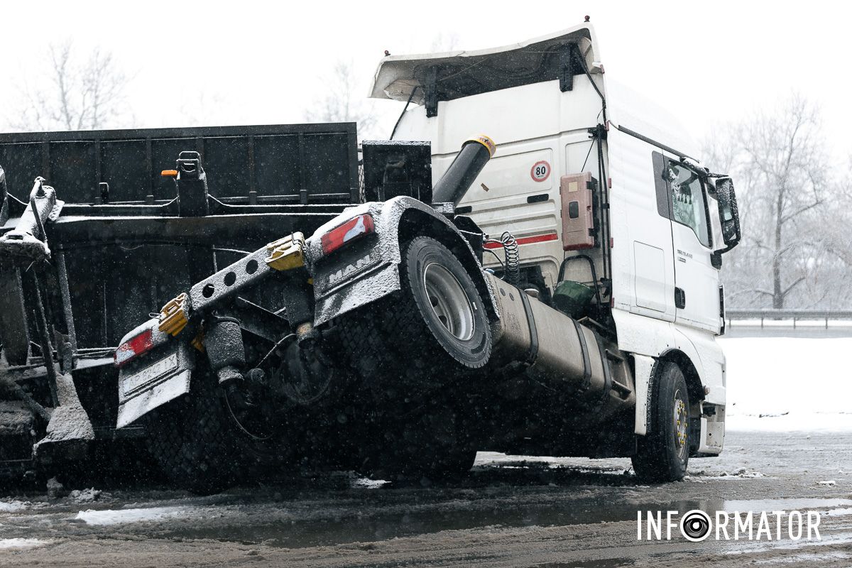 В Днепре на Солнечной Набережной опрокинулась фура MAN с брикетом 5