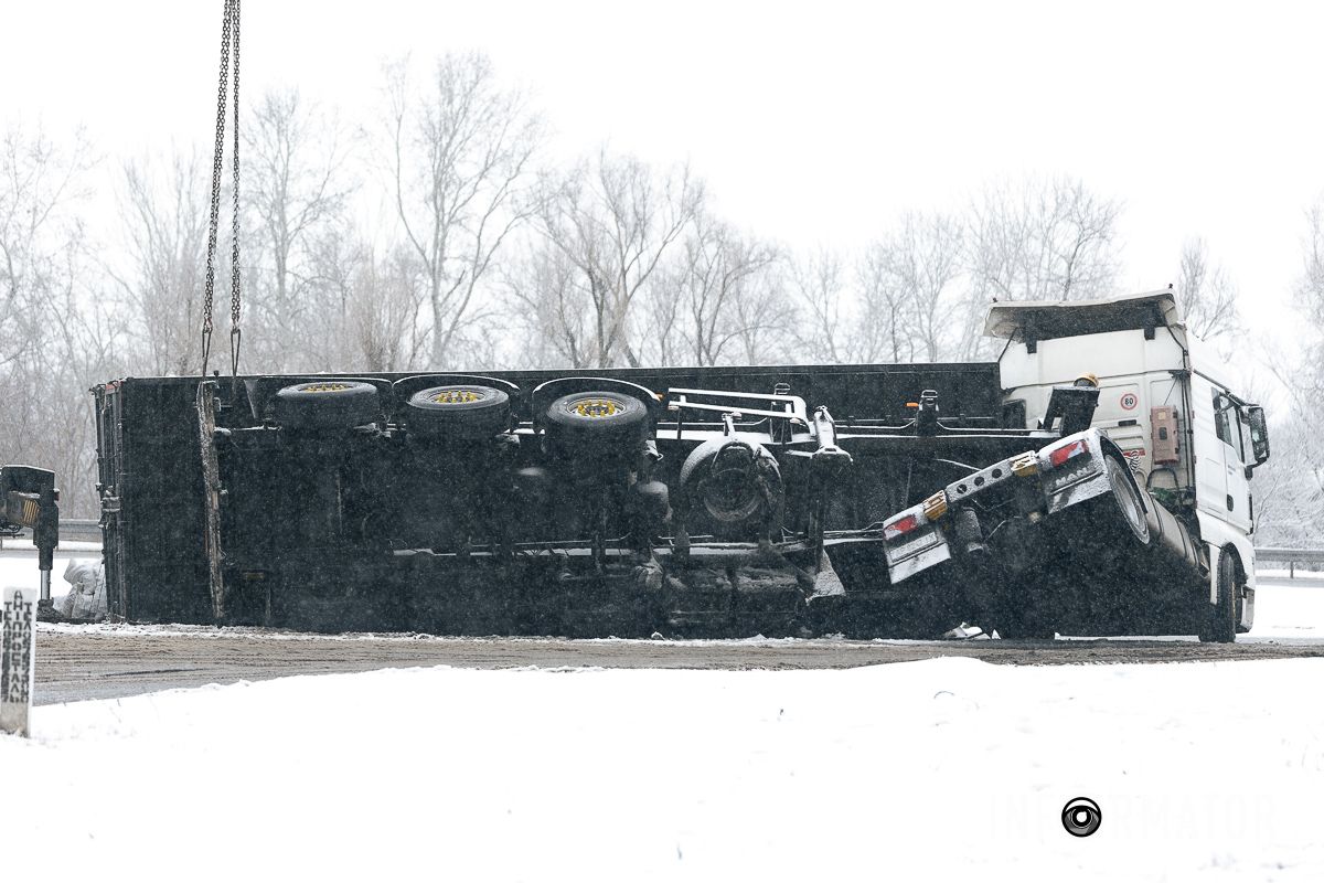 В Днепре на Солнечной Набережной опрокинулась фура MAN с брикетом 6