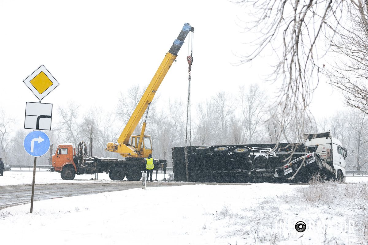 В Днепре на Солнечной Набережной опрокинулась фура MAN с брикетом 7