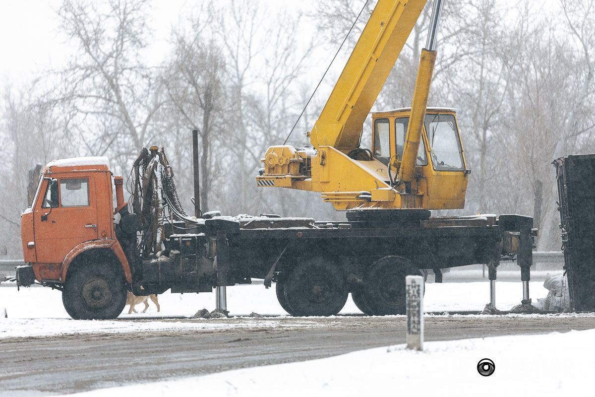 В Днепре на Солнечной Набережной опрокинулась фура MAN с брикетом 8